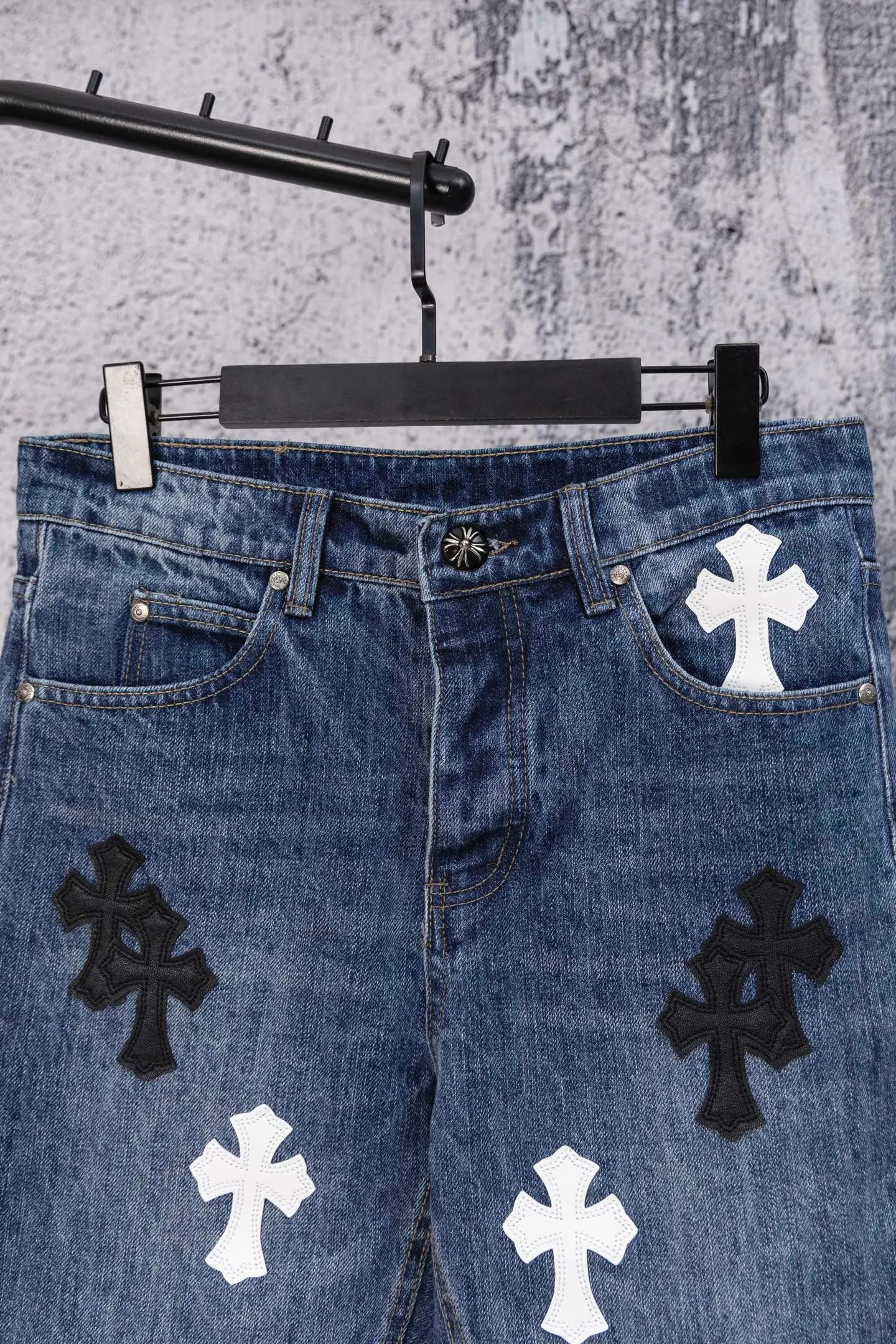P260 CH Chromehearts limited edition black and white cross patch leather jeans, priced at 34W level, patchwork cross pattern embellishment, washed jeans! ! An absolutely high-end luxury product, a 1.9W-level god-level single product, a super popular product, made by top heavy industry, a magic weapon that cannot be missed! [About Zangyin] This is an extremely luxurious fashion brand that can also be called the aristocracy of the high street. It has always been an exclusive brand for some hipsters or rich second generations. Compared with ordinary high streets, it is more luxurious and noble. Compared with luxury brands, it is more fashionable and individual. It has always been a brand that I have a special liking for. [Top heavy industry fashion design] Consistently high-street luxury style. Speaking of this style, the Zangyin family and GU family are definitely the leading representative brands. Especially the Zangyin family has really achieved a state-of-the-art effect in creating high-street style. The unique washed material is used to create this style. The color system is already quite eye-catching. After it is decorated with patchwork cross flowers, it cleverly highlights the charm of the brand. Secondly, this style uses classic The high-waist cutting design highlights the long legs and fashionable temperament of the upper body. The brand is highly recognizable and the slim fit configuration is more suitable for daily wear. It is a product that interprets personality, fashion, and specifications at a glance. This single product is enough to make any fan excited. It can be a white T-shirt for a youthful college style, or a tight suspender for a royal style. It has strong matching ability and can be easily controlled by men.  [Materials and craftsmanship] Needless to say, this point goes without saying. As an excellent craftsman brand, Zangyin’s requirements for details and craftsmanship are really perfect. The washed color of this model has gone through so many processes, not to mention the embellishment of denim appliques. It is also purely hand-made and sewn. Just like what they believe in, only hand-made things have soul and have the meaning of wear. A top-notch heavy-duty fashionable denim item, I look forward to your perfect interpretation! !  Color: blue Size: 28-36